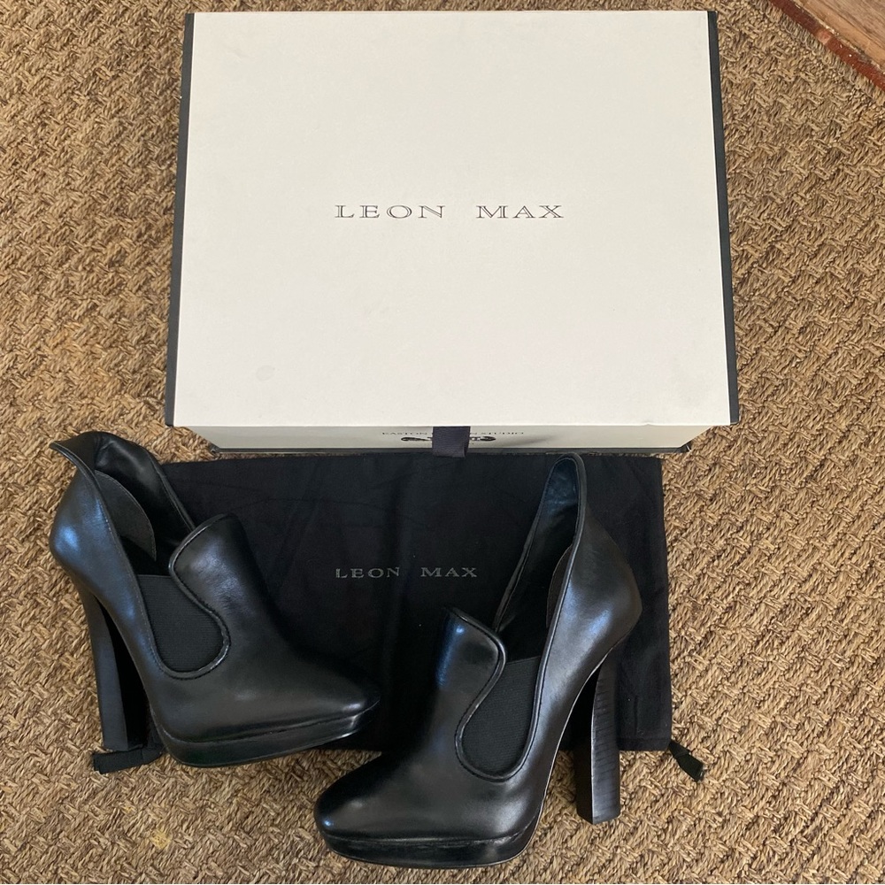 LEON MAX Vested Black Pumps Sz 7 NIB